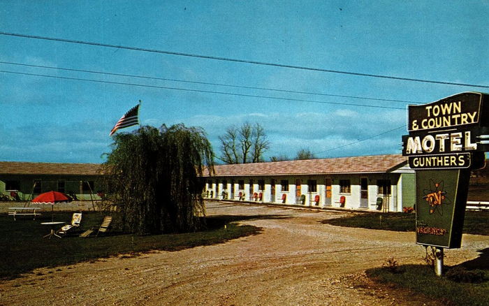 Town & Country Motel (Town and Country Motel, Windward Motel) - Vintage Postcard